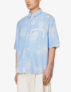 Jacquemus La Chemise Cabri Abstract-print Brand-strap Boxy-fit Woven Shirt -Selfidges Launches R04182830 PRINTTOILEDEJOUYBLUE ALT02