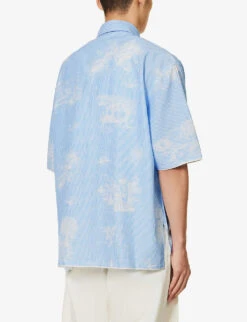 Jacquemus La Chemise Cabri Abstract-print Brand-strap Boxy-fit Woven Shirt -Selfidges Launches R04182830 PRINTTOILEDEJOUYBLUE ALT03