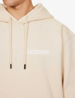 Le Sweatshirt Jacquemus Logo-print Relaxed-fit Organic-cotton Hoody -Selfidges Launches R04182860 LIGHTBEIGE ALT04